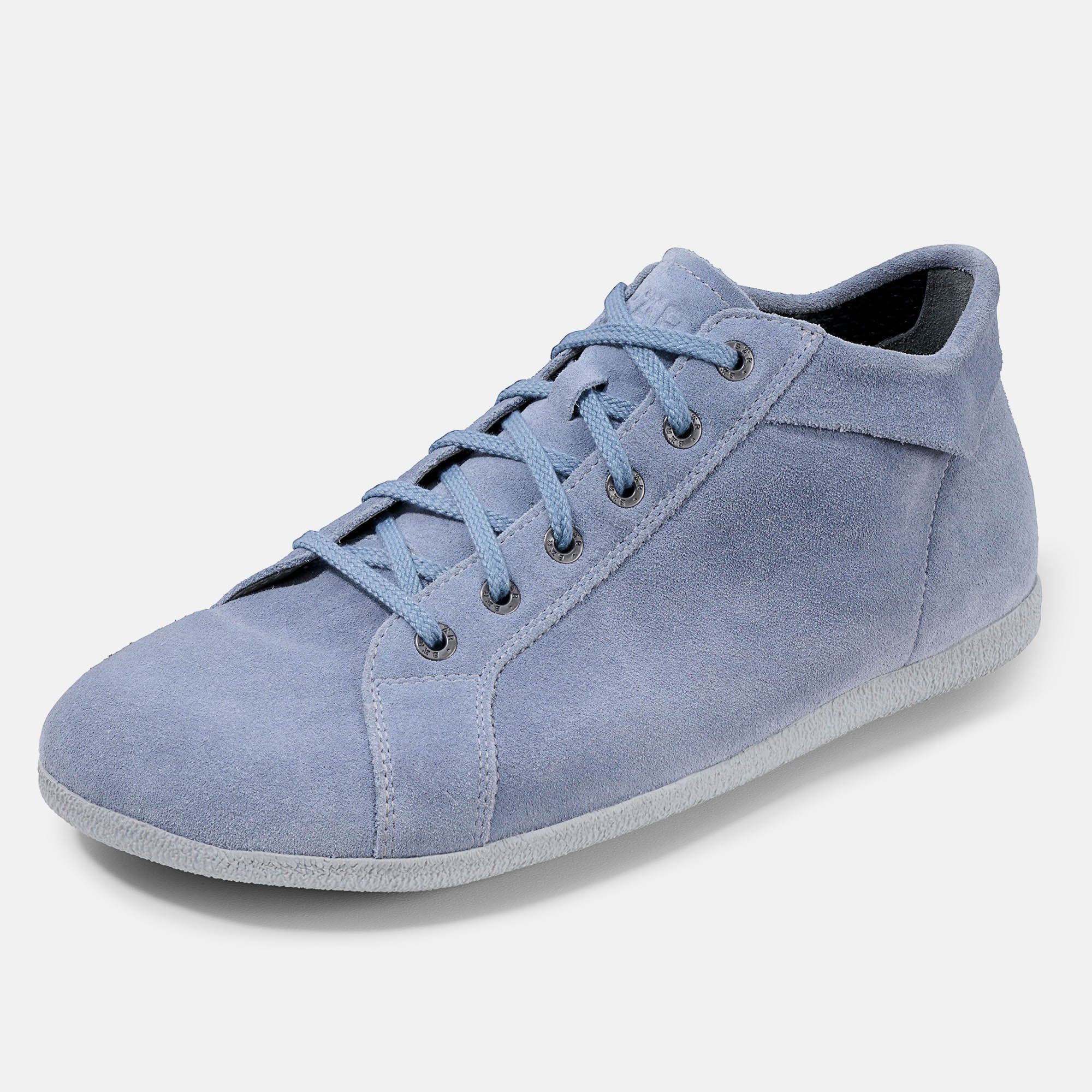 Hellblaue Stiefelette aus Wildleder mit Schnürsenkeln. Graue Sohle. Schuh von der Seite.