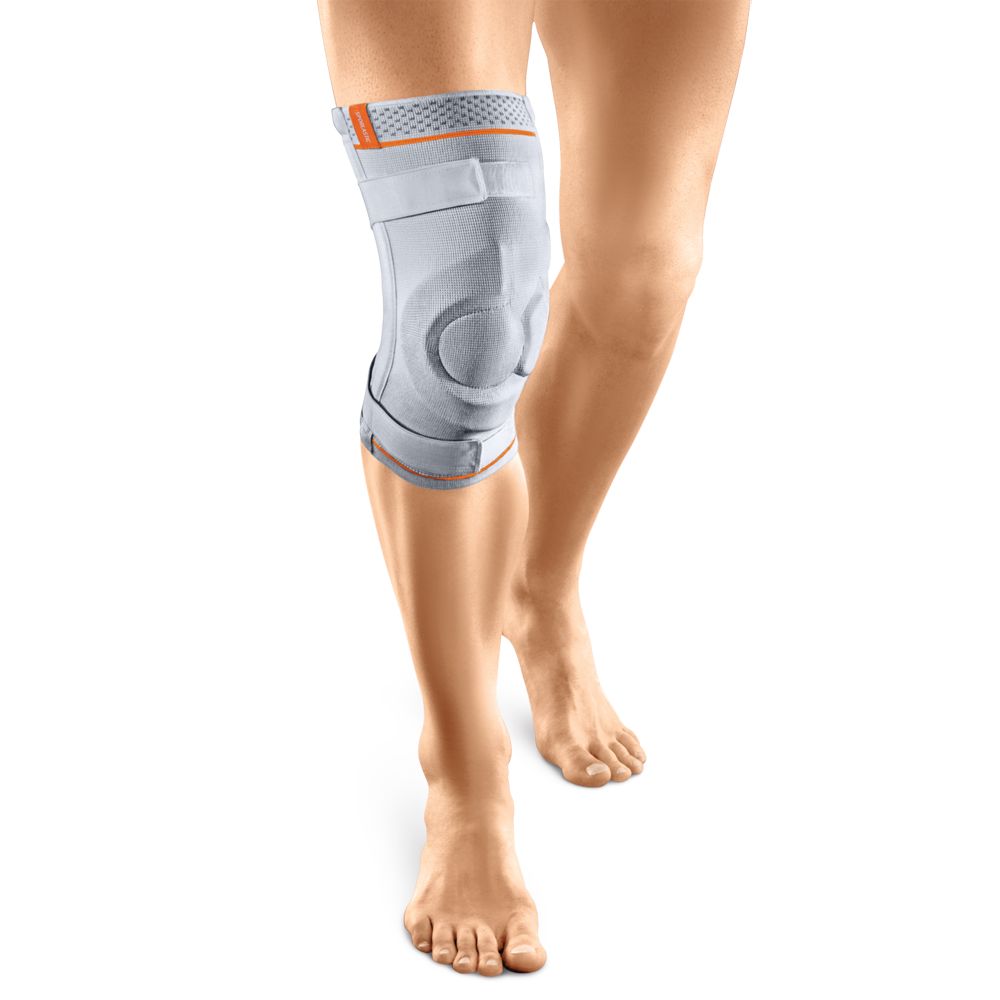 Graue Kniebandage mit lateralem Halbring. Details in Orange. Auf Beinen getragen.