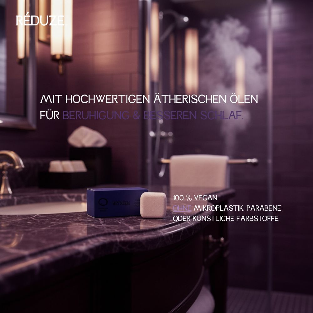 Blaue Schachtel und weißer Duschwürfel auf Marmor. Text: 100% vegan, ohne Mikroplastik, Parabene oder Farbstoffe.