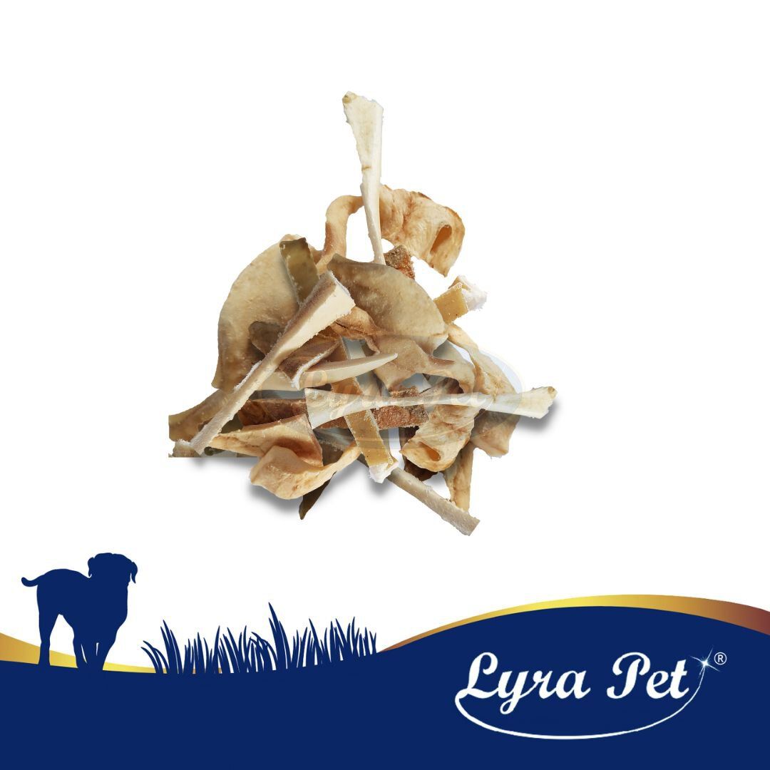 Haufen getrockneter Rinderkopfhaut Abschnitte. Marke Lyra Pet. Auf blauem Hintergrund mit Logo.