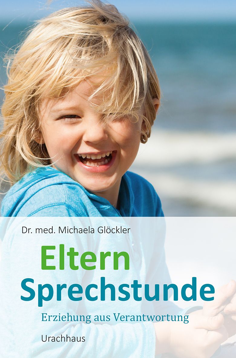 Buchcover mit lächelndem Kind am Strand. Titel: Eltern Sprechstunde. Autor: Dr. med. Michaela Glöckler. Verlag: Urachhaus.