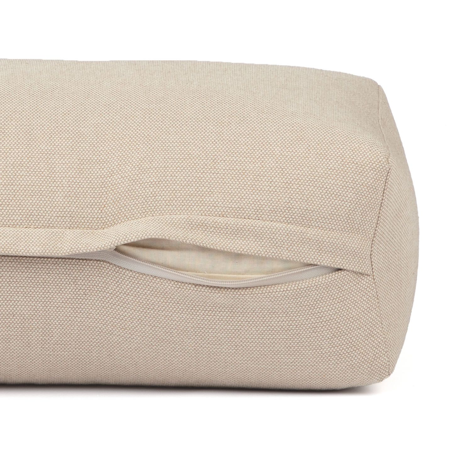 Beige Yoga-Bolster mit Reißverschluss. Dobby-Gewebe. Eckige Form.