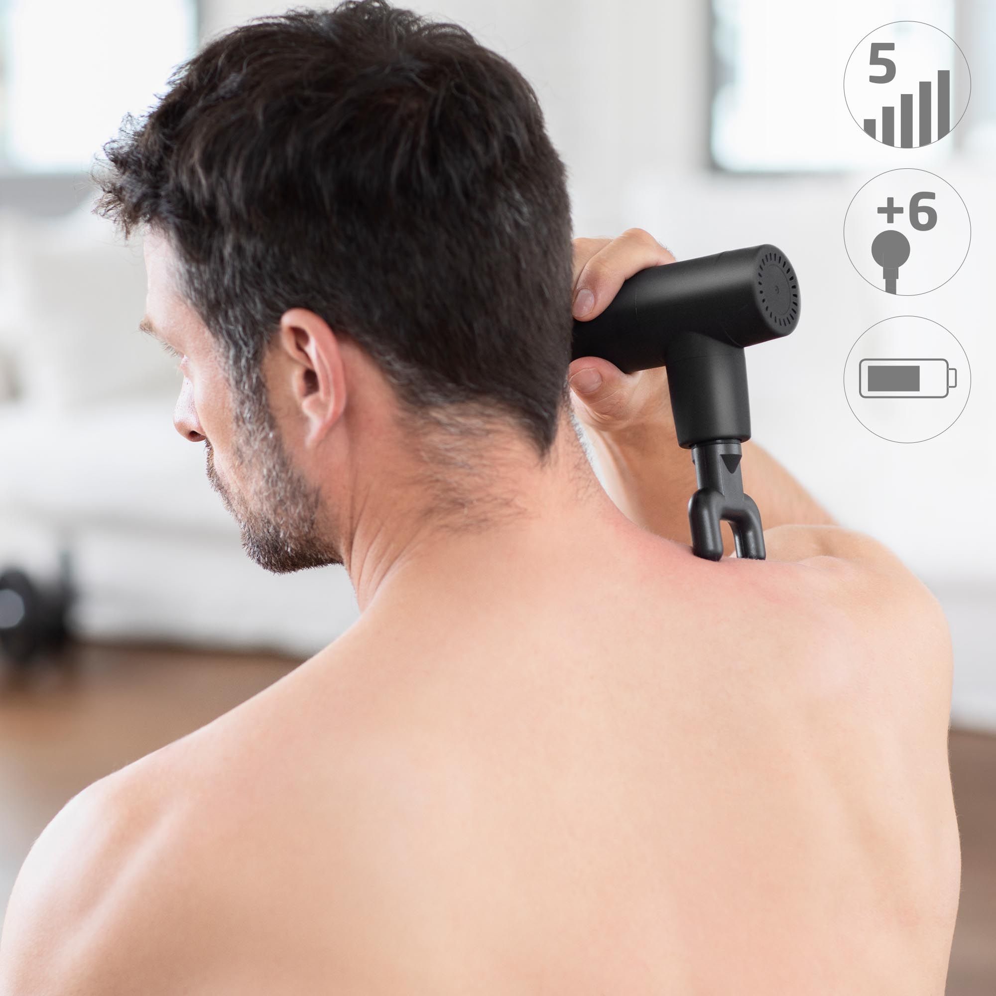 Man masseert nek met zwart massageapparaat. Symbolen: 5 niveaus, +6, batterij.