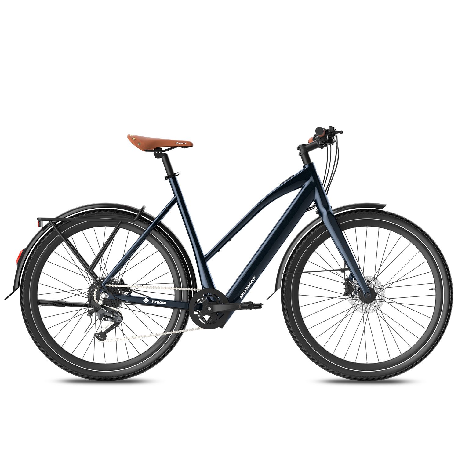 Dunkelblaue E-Bike mit braunem Sattel. Schutzbleche, Gepäckträger und Scheibenbremsen. Reifen mit weißem Rand.