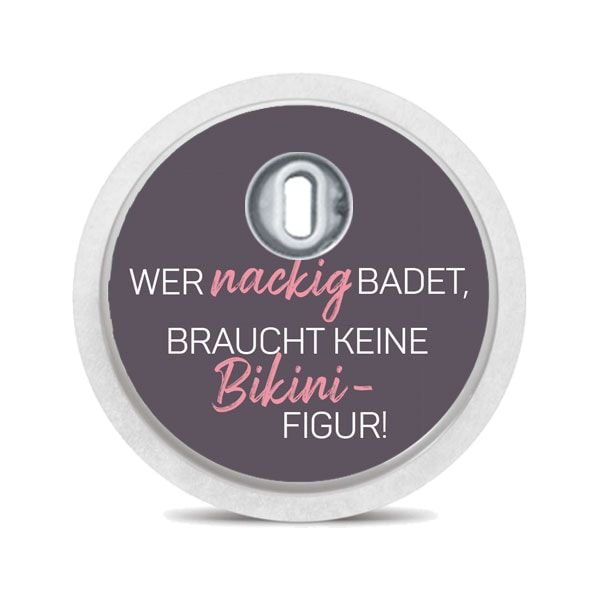 Runder Aufkleber, grau, Text: Wer nackig badet, braucht keine Bikini-Figur! Weißer Rand, Loch.