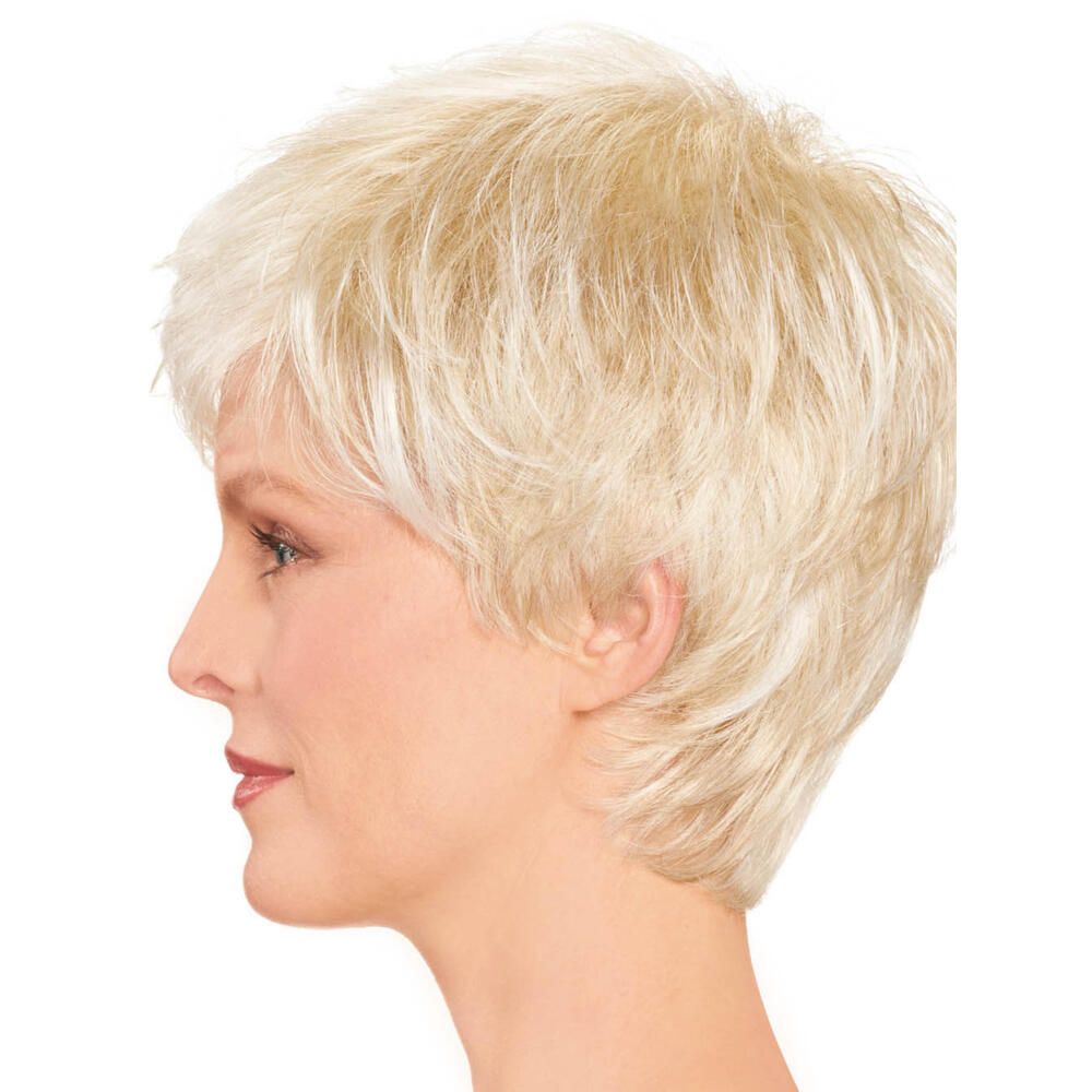 Blonde Kurzhaarperücke, Seitenansicht. Frau mit Perücke, Profil, vor weißem Hintergrund.