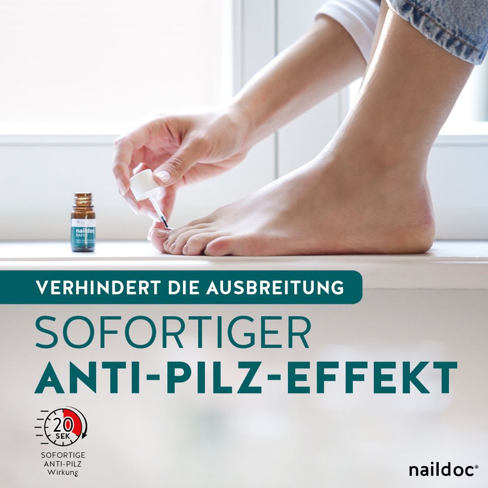 Frau trägt naildoc RAPID Nagelpilz-Gel auf den Nagel auf. Aufschrift: naildoc RAPID. Sofortiger Anti-Pilz-Effekt.