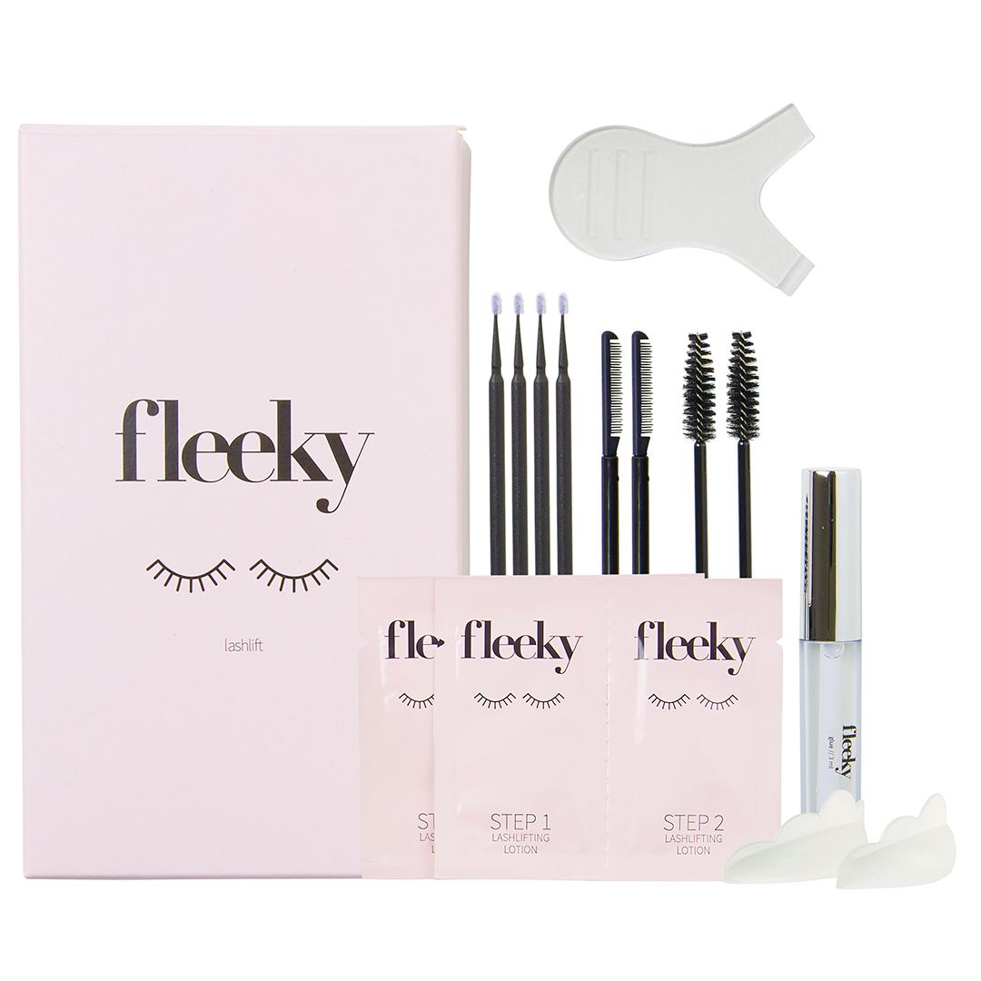 Fleeky Lashlift Kit. Rosa Verpackung mit Logo und Augen-Illustration. Enthält Applikatoren, Bürsten, Lotionen und Wimpernlifting-Zubehör.