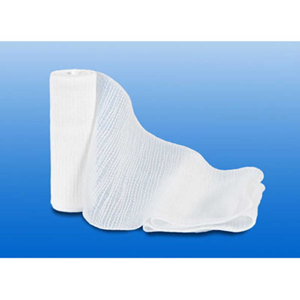 Gerollte, weiße Fixierbinde. Ein Teil der Binde ist abgerollt und ausgebreitet. Auf blauem Hintergrund.