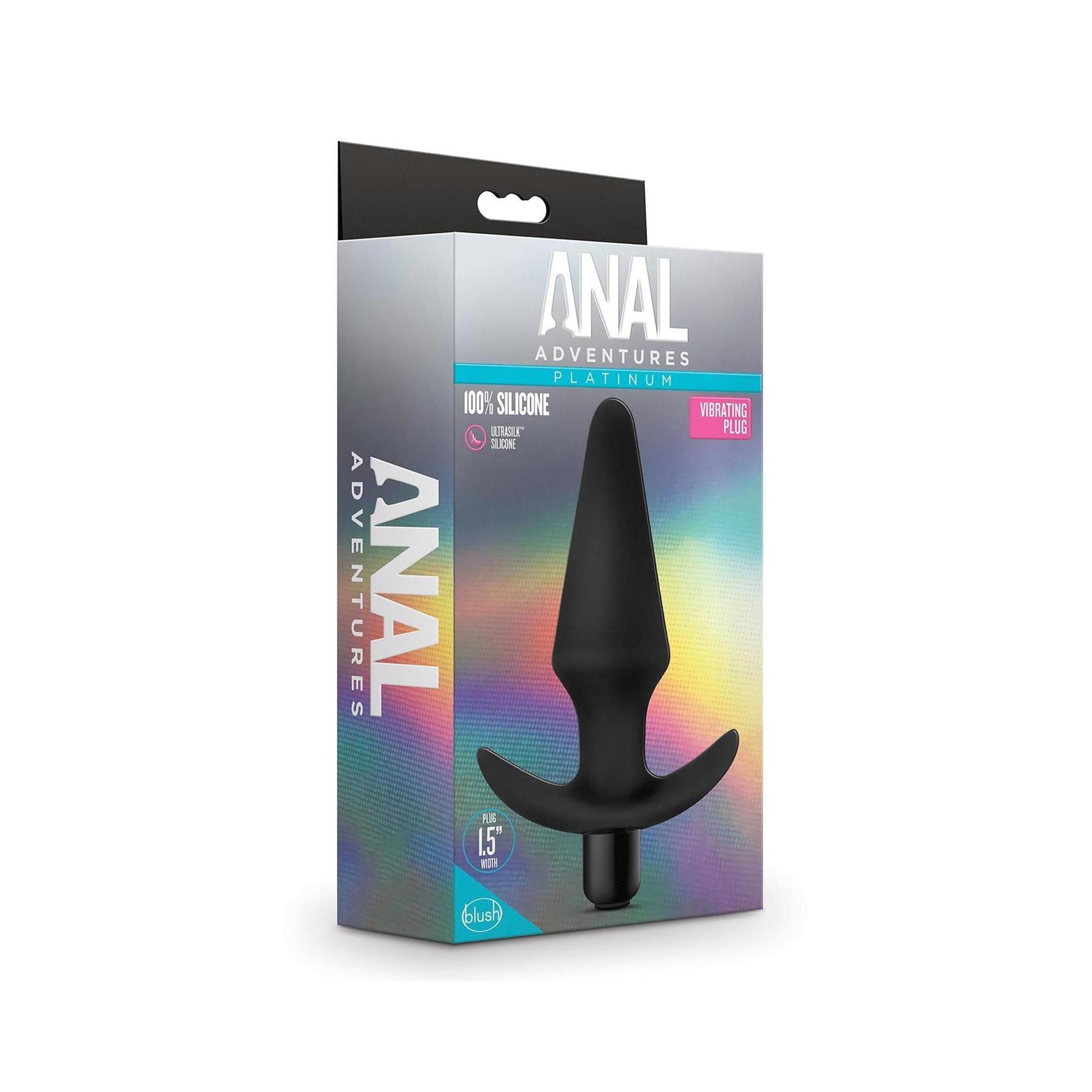 Verpackung mit schwarzem Plug. Aufschrift: ANAL ADVENTURES PLATINUM, 100% SILICONE, VIBRATING PLUG. Marke: Blush.