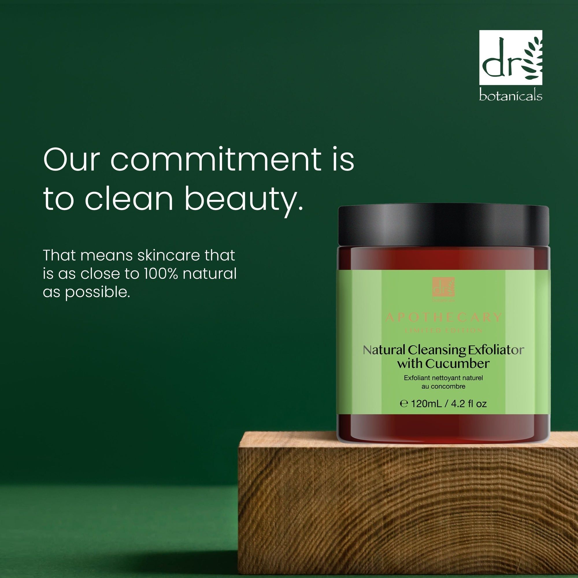 Produkt auf Holzblock. Aufschrift: Natural Cleansing Exfoliator with Cucumber. Text: Our commitment is to clean beauty.