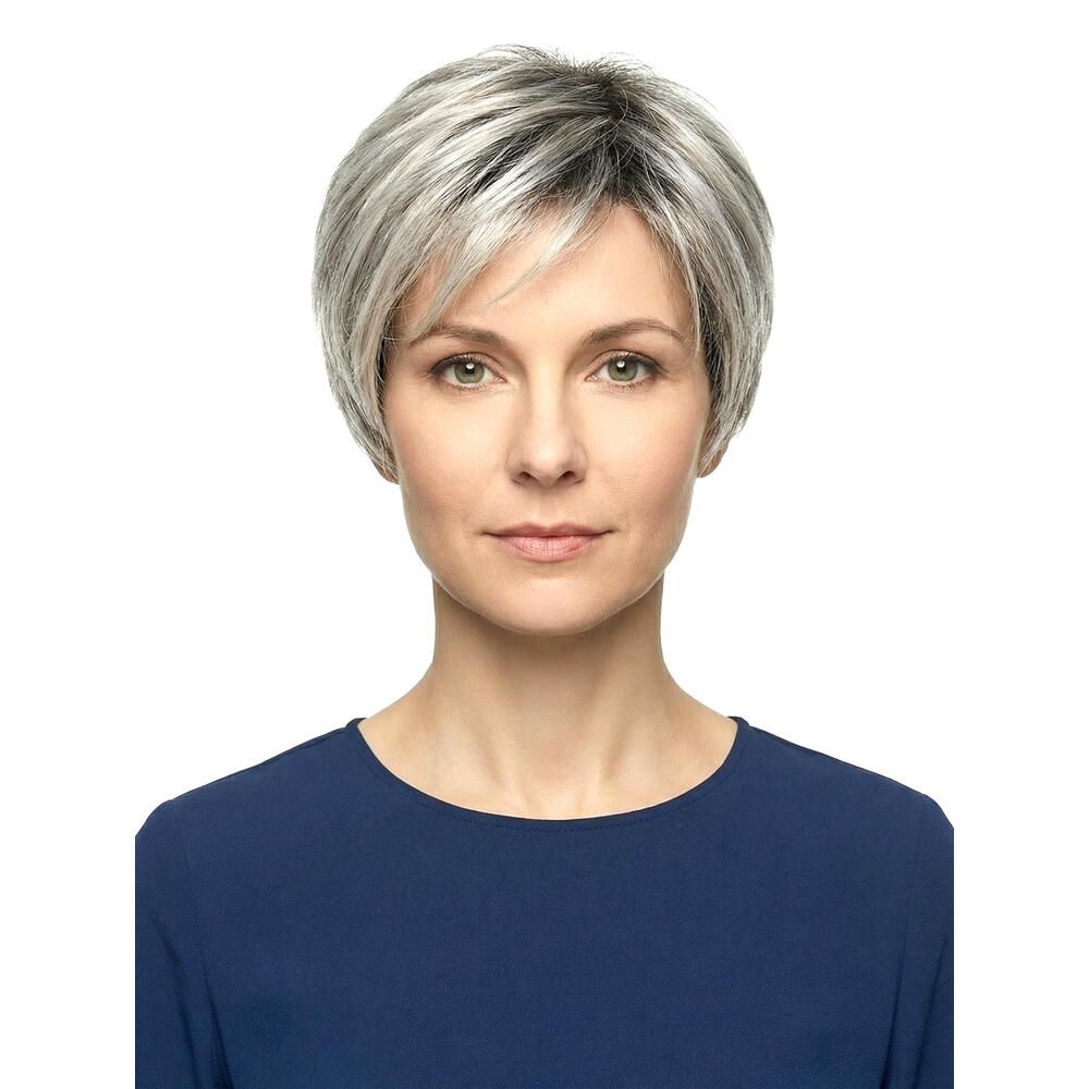Kurzhaarperücke mit grau-melierten Strähnen. Frontale Ansicht einer Frau mit blauem Oberteil.