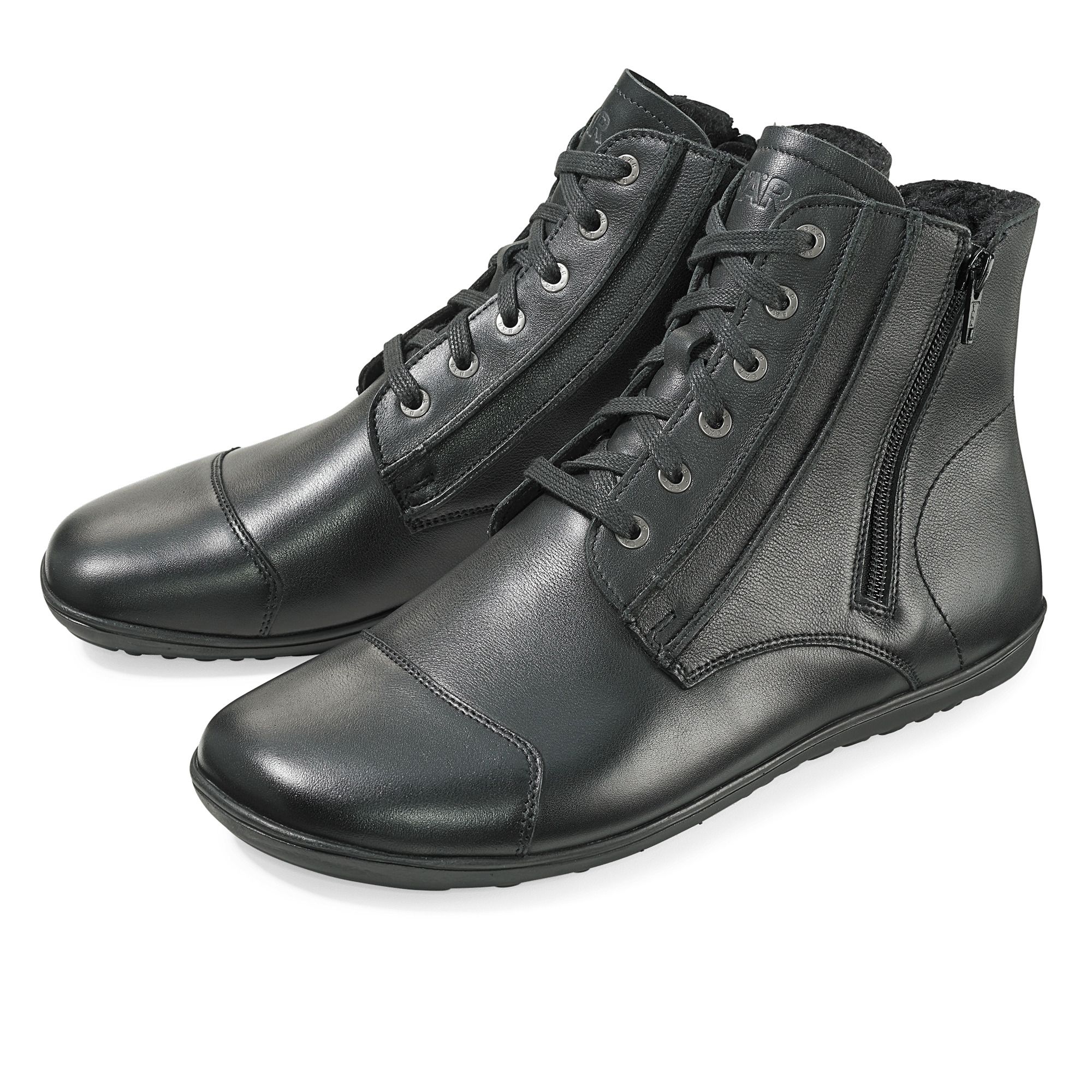 Schwarze Stiefeletten für Herren. Schnürung, Reißverschluss, Leder. Breite Passform. Zwei Schuhe nebeneinander.