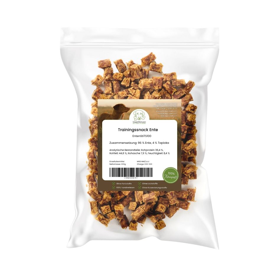 Tüte mit kleinen, braunen Trainingssnacks für Hunde, mit Produktinformationen.