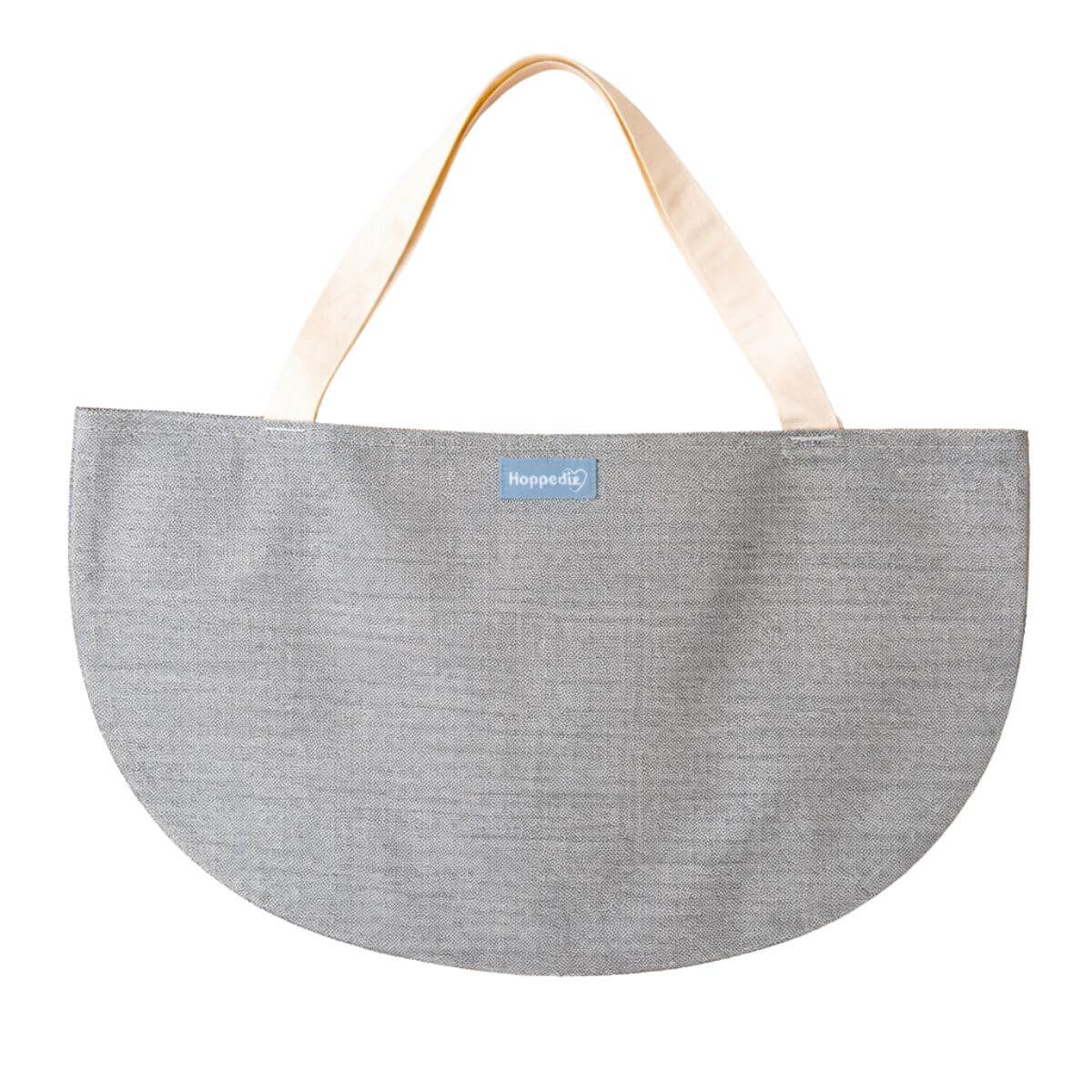 Graue, halbkreisförmige Tasche mit hellem Henkel. Kleines Logo: Hoppediz.