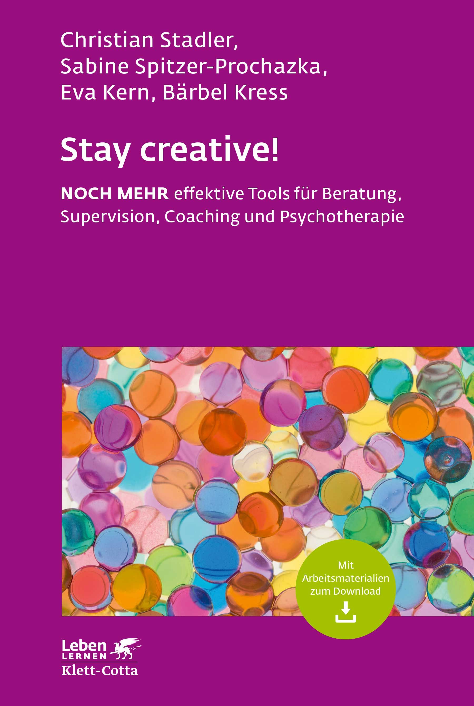 Buchcover mit Titel "Stay creative!". Autoren: Stadler, Spitzer-Prochazka, Kern, Kress. Verlag Klett-Cotta. Bunte Kugeln im Hintergrund.