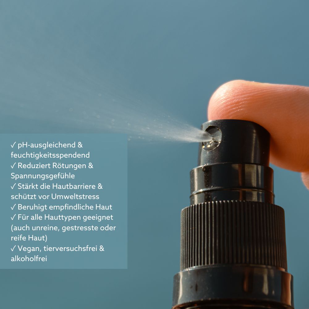 Schwarzer Sprühkopf sprüht Flüssigkeit. Text: pH-ausgleichend, feuchtigkeitsspendend, reduziert Rötungen, stärkt Hautbarriere.