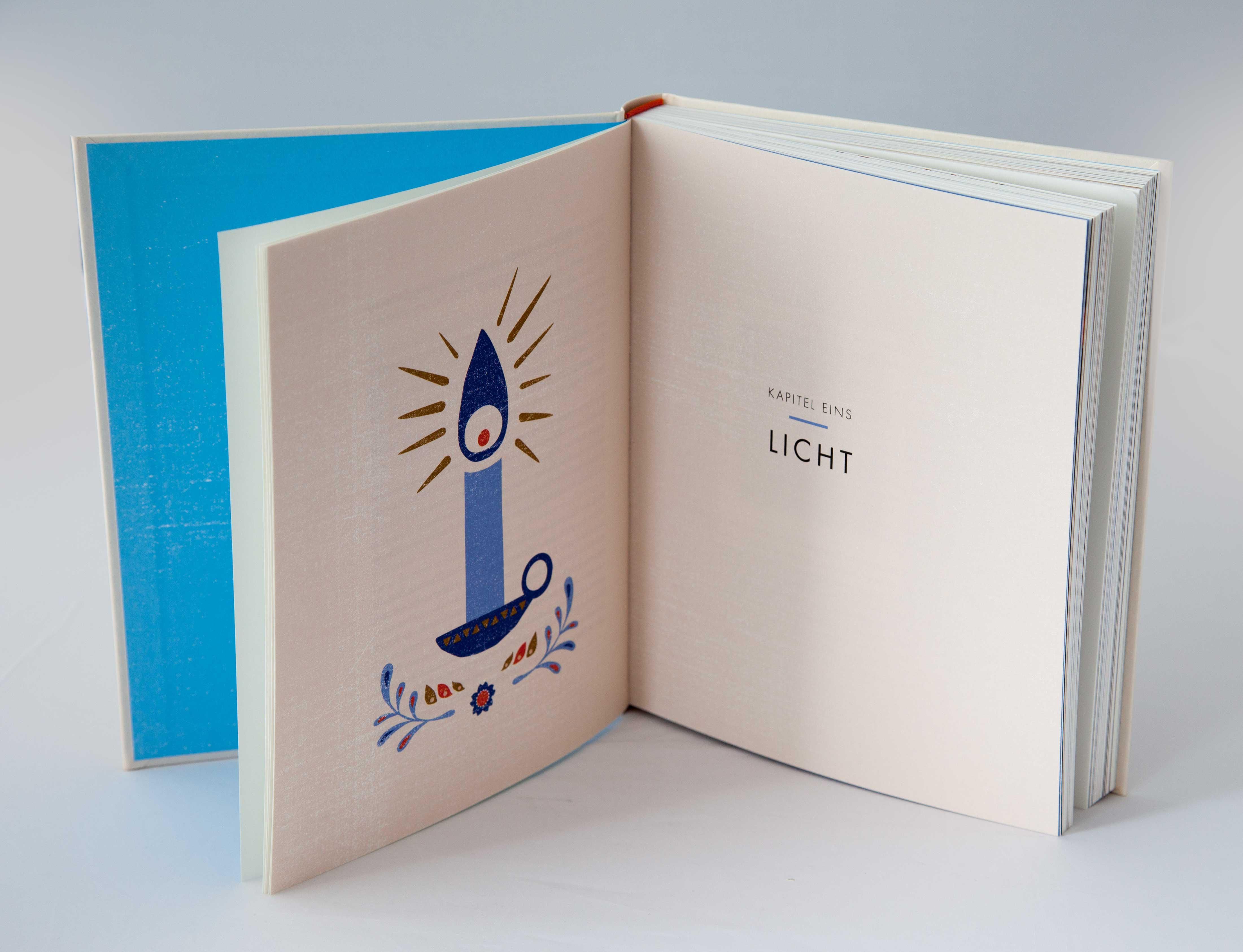 Buch, offene Doppelseite. Linke Seite: Illustration einer Kerze. Rechte Seite: Text "LICHT".
