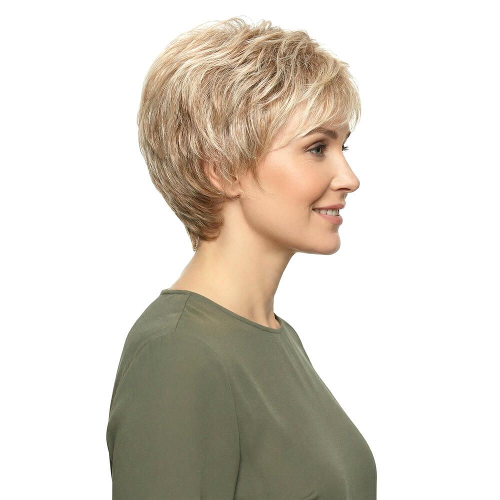 Kurzhaarperücke in Blondtönen, Seitenansicht einer Frau. Das Haar ist gestuft und leicht gewellt.