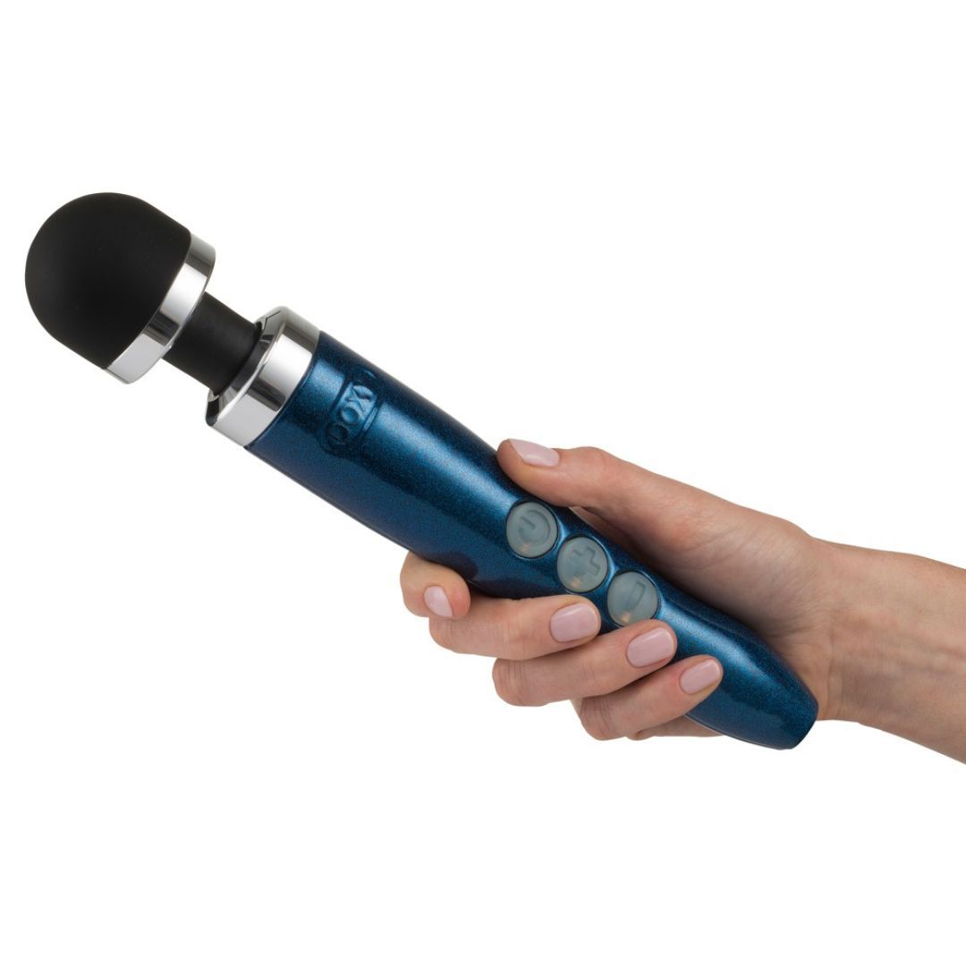 Blauer Vibrator in einer Hand gehalten. Schwarzer Kopf. Silberne Akzente. Drei Knöpfe.