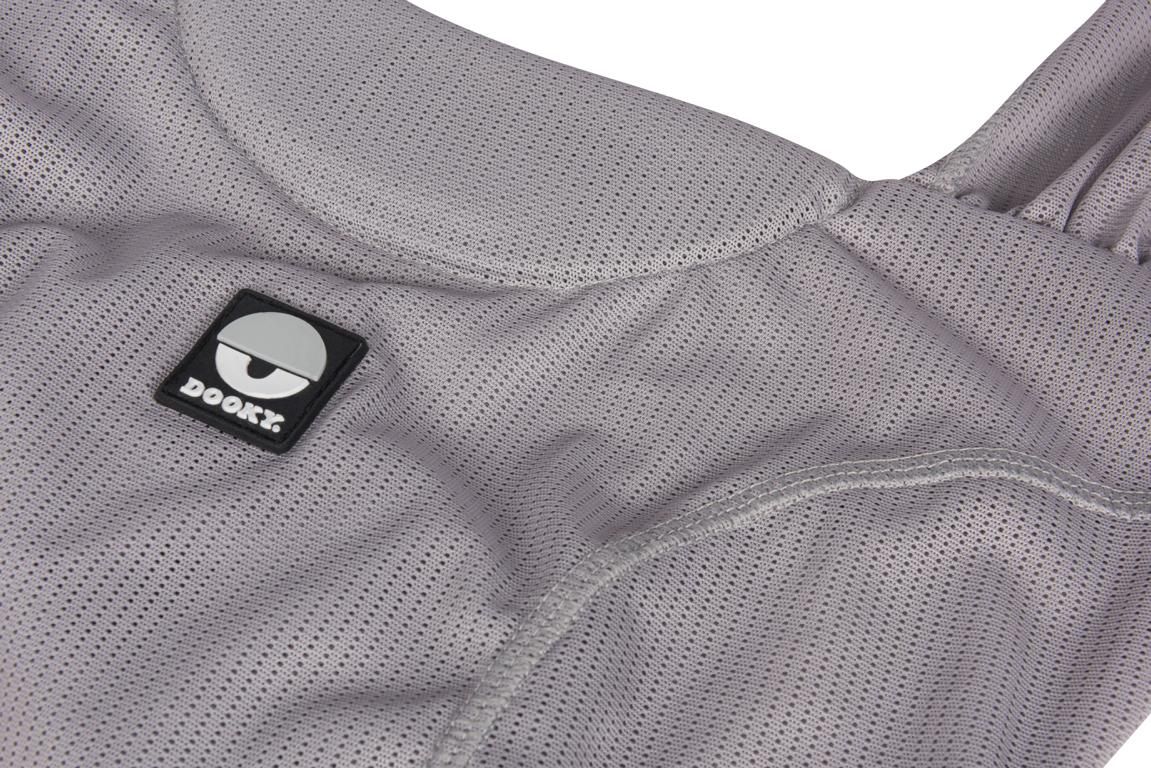 Nahaufnahme des Dooky-Logos auf einer grauen Babytrage.