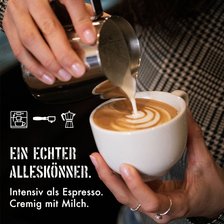 Geröstete Kaffeebohnen in einer Rösttrommel.