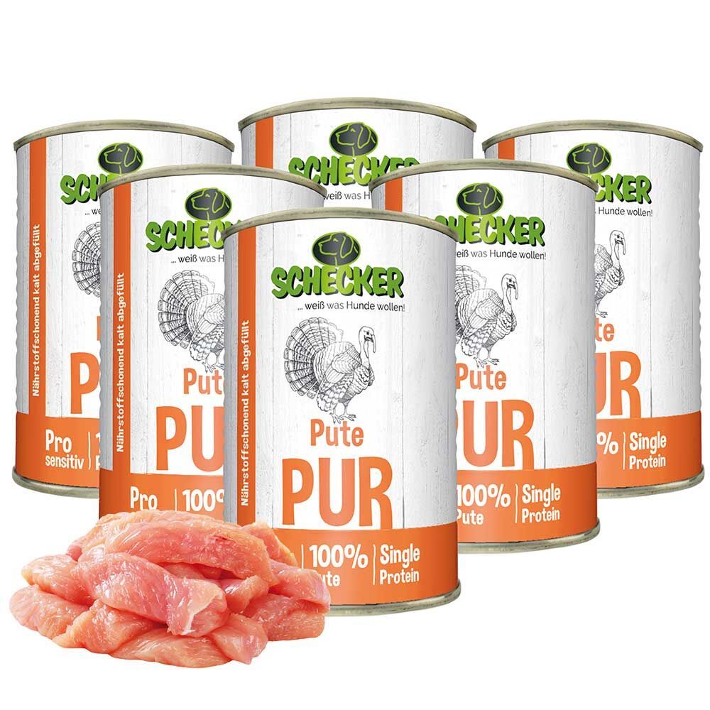 Sechs Dosen Schecker Nassfutter Pute PUR, daneben rohes Putenfleisch. Dosen mit Etikett, Text: Pute PUR, 100% Single Protein.