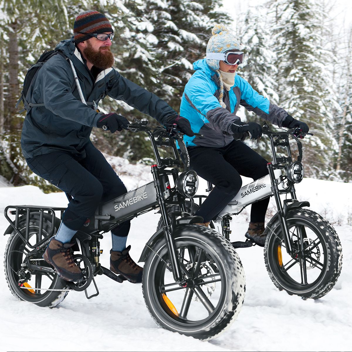 Zwei Personen fahren auf weißen E-Mountainbikes im Schnee. Beide Räder haben das SAMEBIKE-Logo.