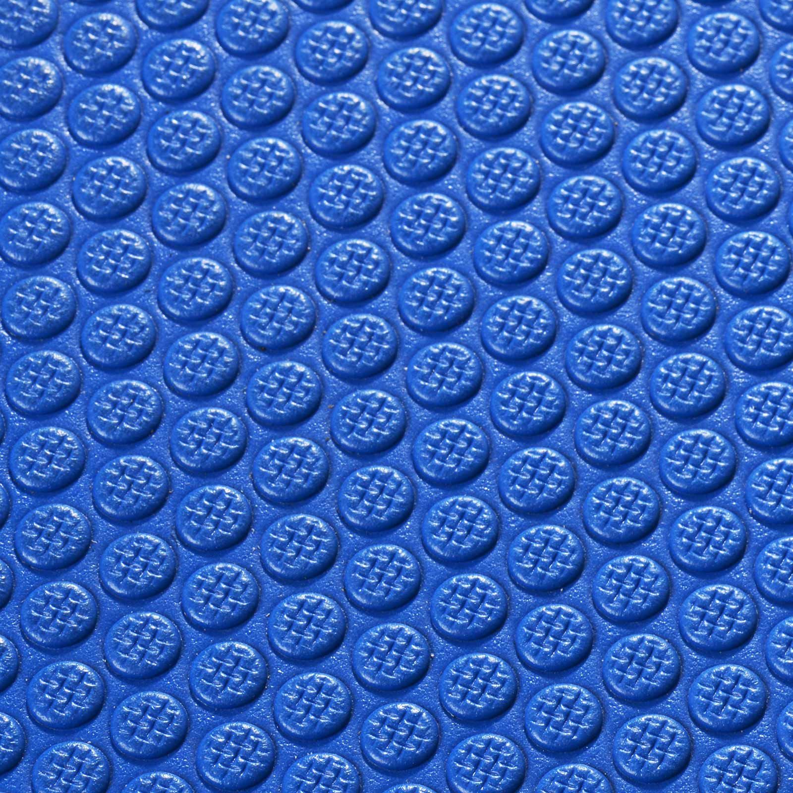 Nahaufnahme des blauen Airex Balance-Pad Solid. Runde, strukturierte Oberfläche.
