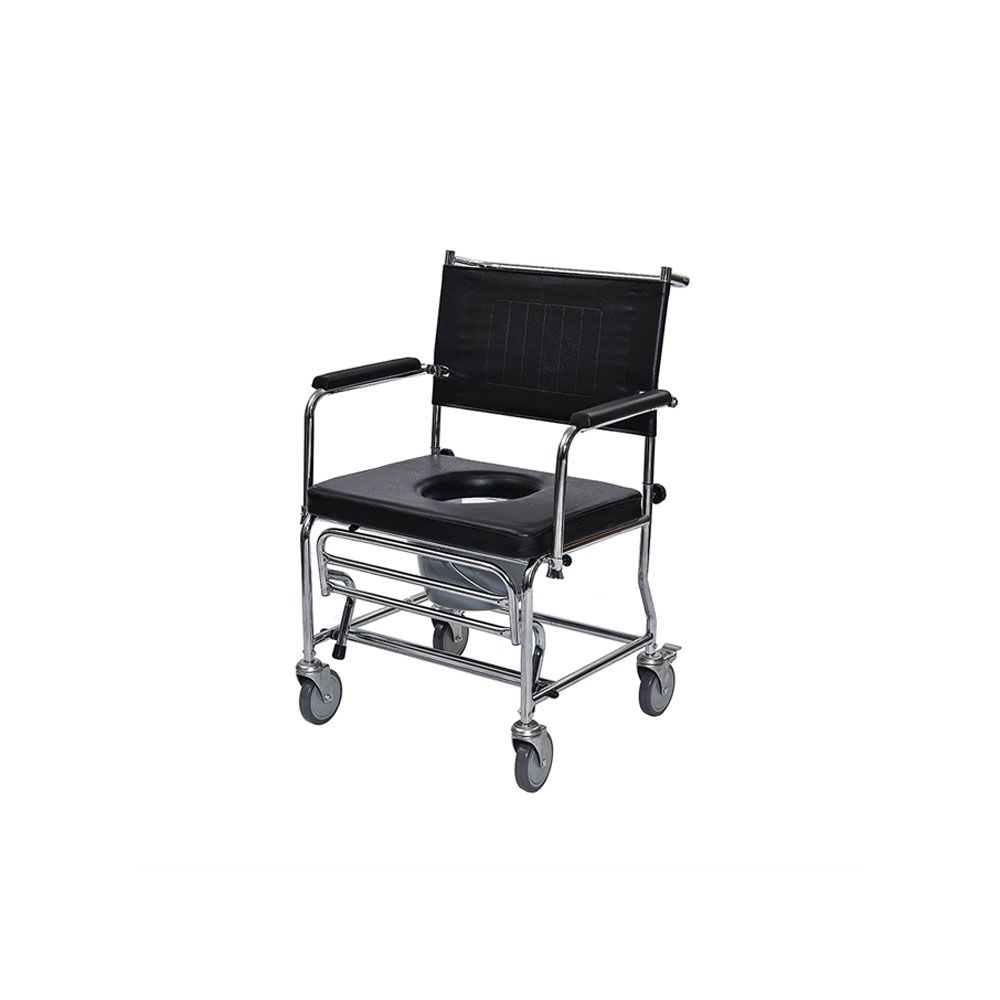 Toilettenrollstuhl mit Sitzöffnung, Armlehnen und Rückenlehne. Verchromtes Gestell, schwarze Sitzfläche und Rückenlehne. Vier Rollen.