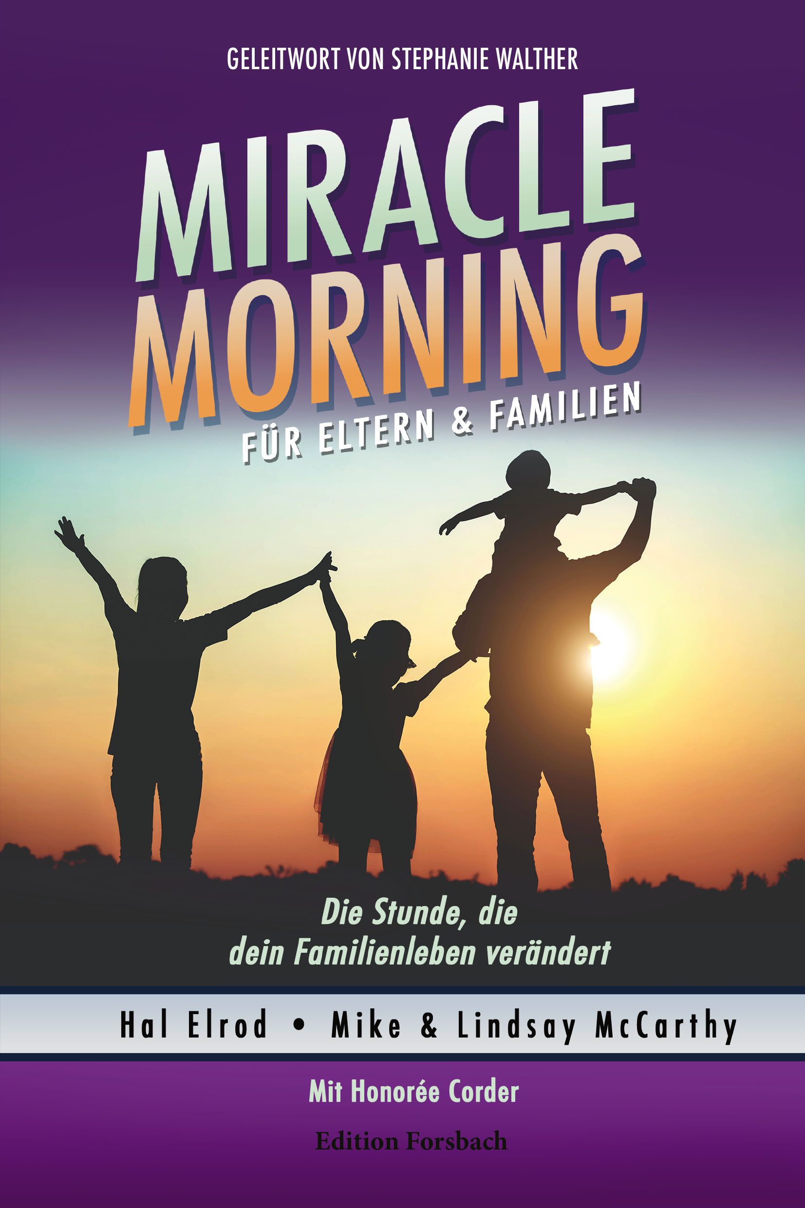 Buchcover mit Titel "Miracle Morning für Eltern & Familien". Silhouetten von Familie vor Sonnenuntergang. Autoren: Hal Elrod, Mike & Lindsay McCarthy.