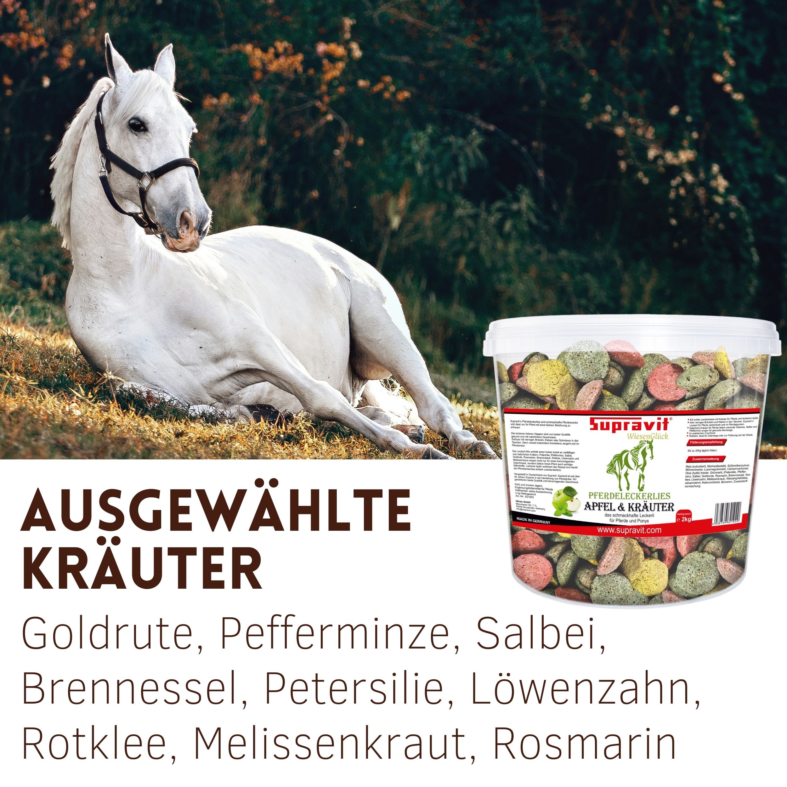 Ein weißes Pferd liegt. Rechts ein Eimer mit Leckerlis. Text: Supravit, Apfel & Kräuter. Kräuterliste.