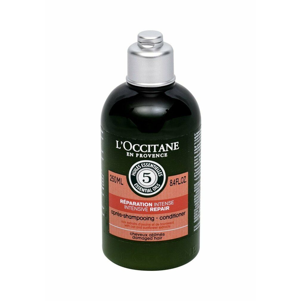 Grüne Flasche mit silbernem Deckel. Roter Aufkleber mit Text. L'Occitane 5 Ess. Oils Intensive Repair Conditioner.