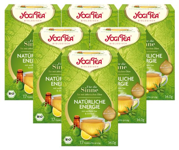 Mehrere Packungen Yogi Tea. Grün, mit Logo und Text. "Natürliche Energie" und "Bio" sind lesbar.
