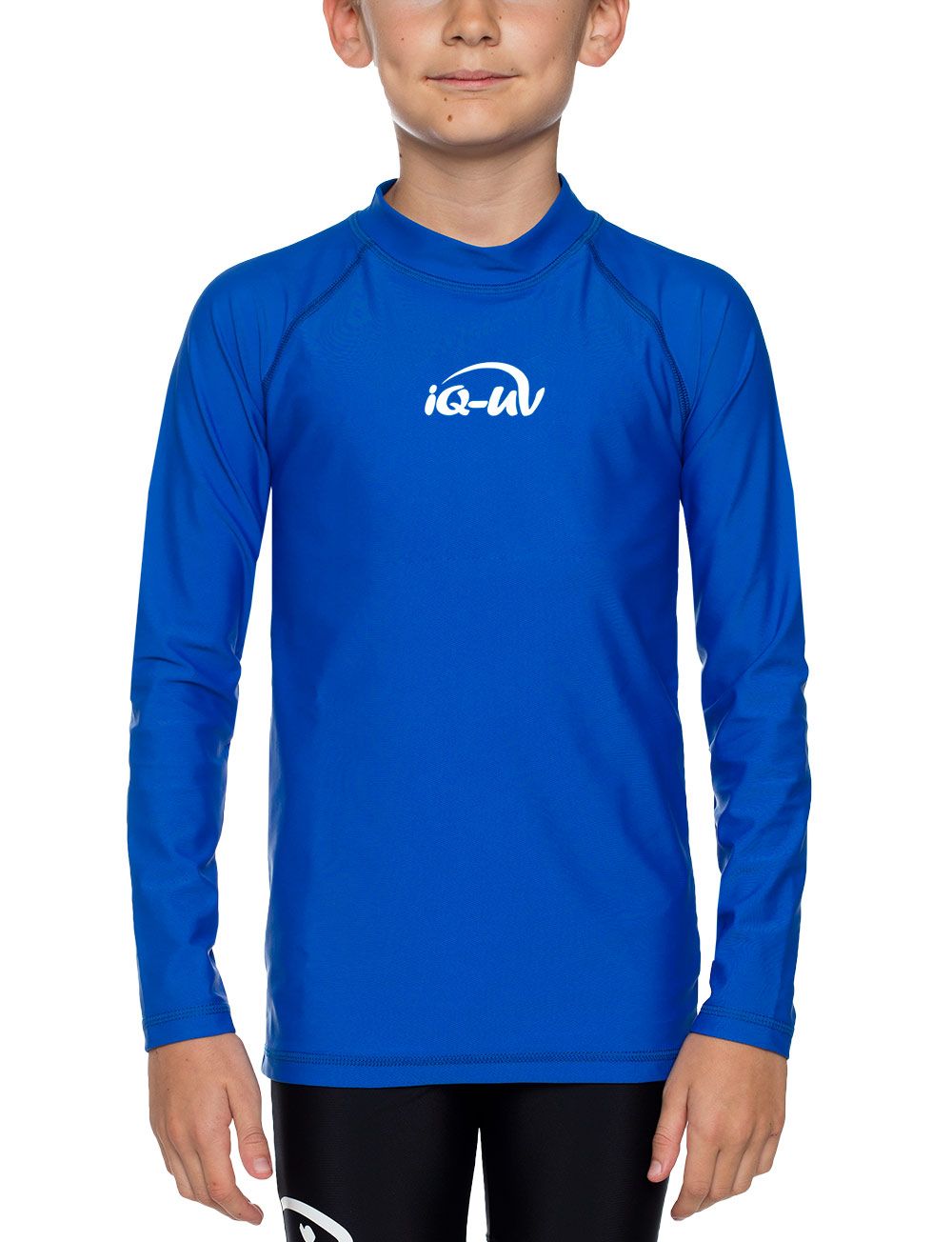 Kind trägt blaues Langarm-UV-Shirt. Weißes iQ-UV-Logo auf der Brust. Stehkragen. Kind steht vor weißem Hintergrund.