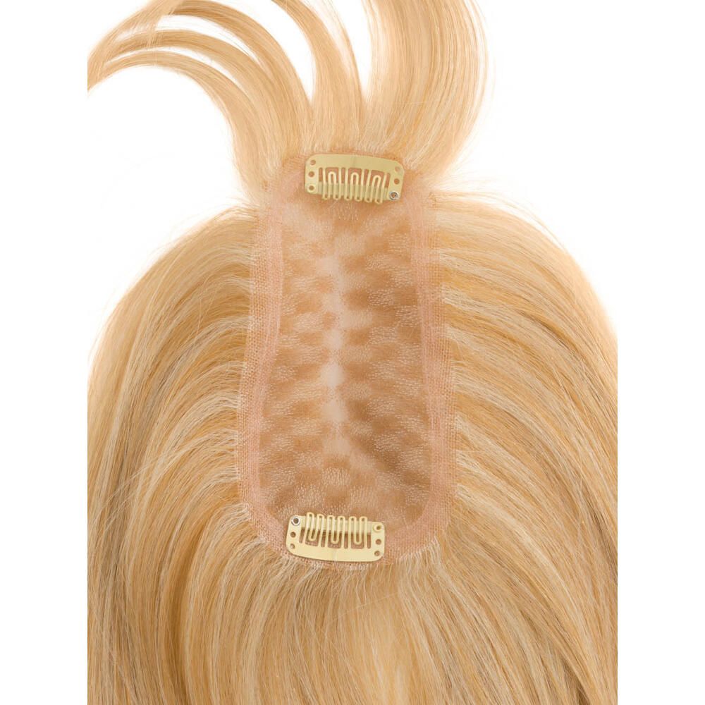 Blondes Haarteil mit Clips. Die Clips sind goldfarben. Blick von oben.