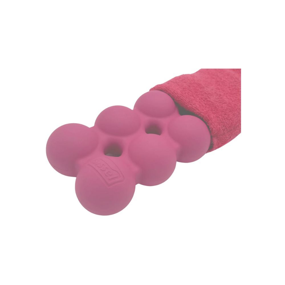 Pinkfarbener SPINEFITTER® Rückentrainer. Sieben runde Elemente, verbunden. SISSEL® Logo. Liegt in einem roten Stoff.