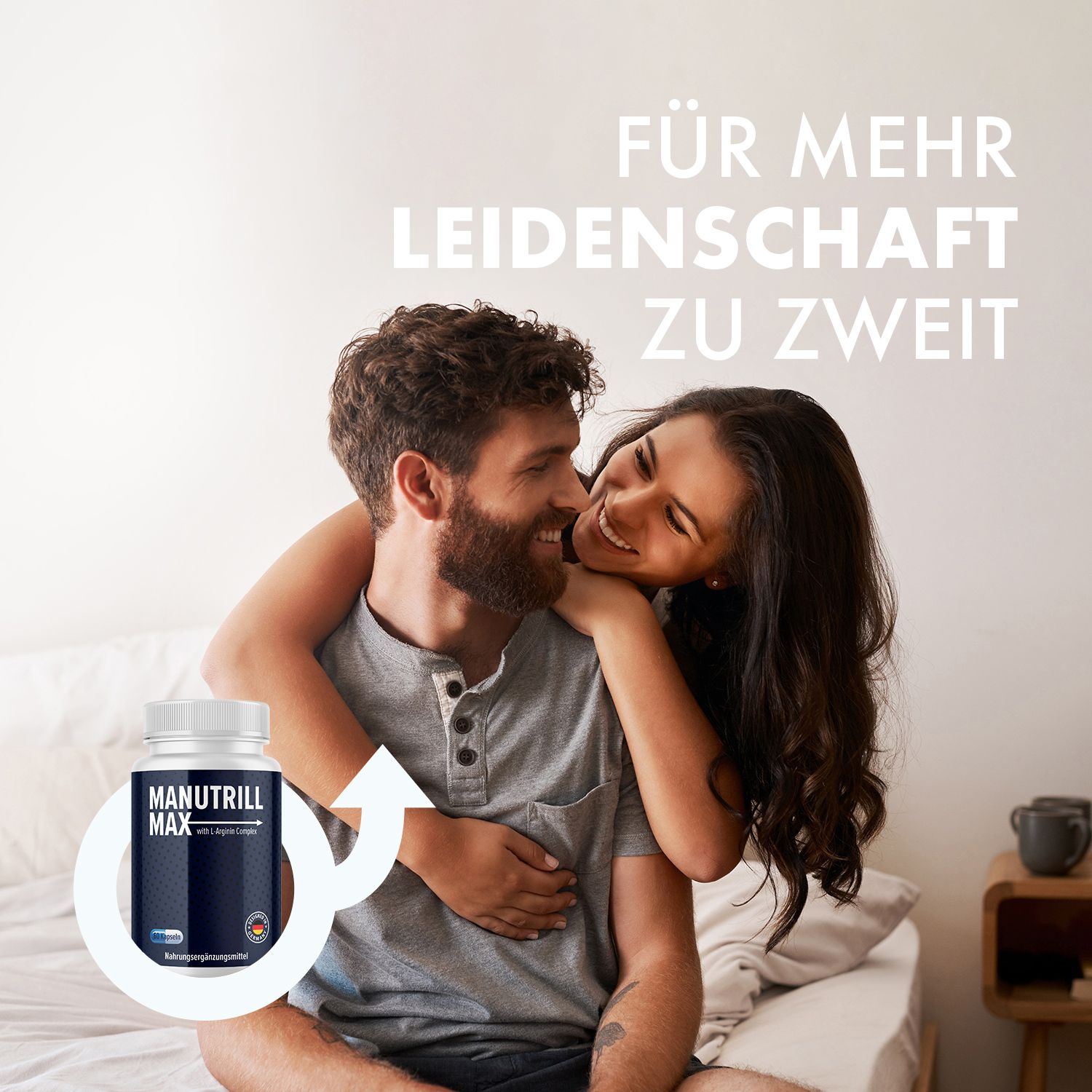 Paar im Bett. Flasche MANUTRILL MAX mit L-Arginin Complex. Text: FÜR MEHR LEIDENSCHAFT ZU ZWEIT.