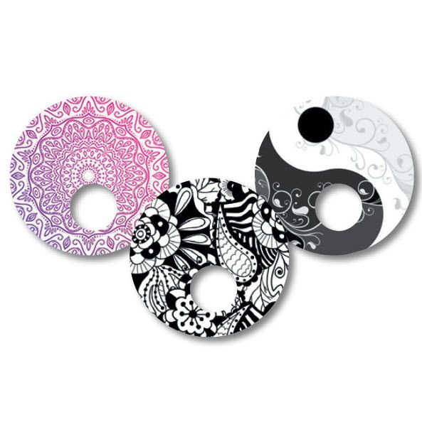 Drei runde Aufkleber mit Loch in der Mitte. Designs: Mandala, Yin-Yang, schwarz-weiß Muster. Für Freestyle Libre 3.