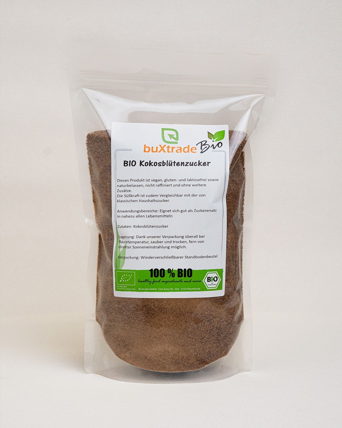Transparente Verpackung mit braunem, körnigem Inhalt. Aufdruck: BIO Kokosblütenzucker, 100% BIO.