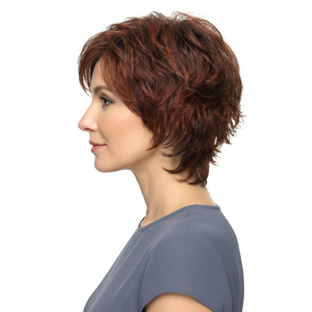 Kurzhaarperücke in Rotbraun, Seitenansicht. Das Haar ist gestuft und strukturiert.