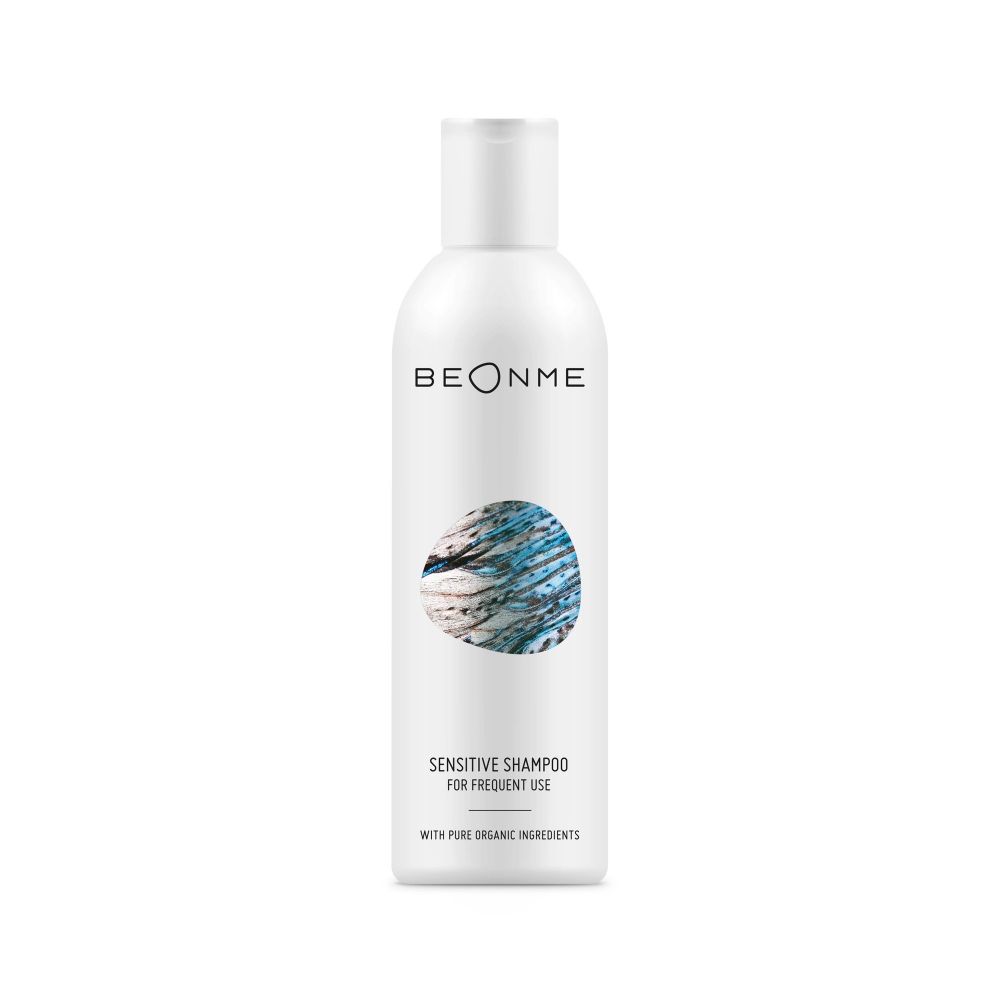 Weiße Shampoo-Flasche mit blau-weißem Design. Aufschrift: BEONME, Sensitive Shampoo for frequent use. Mit pure organic ingredients.