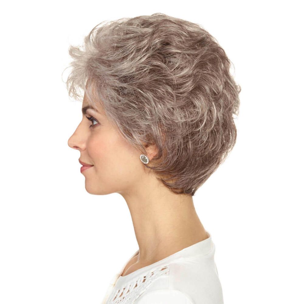 Perücke MONACO von DELUXE. Kurze, graue Kunsthaarperücke mit gewellter Struktur. Seitenansicht einer Frau.