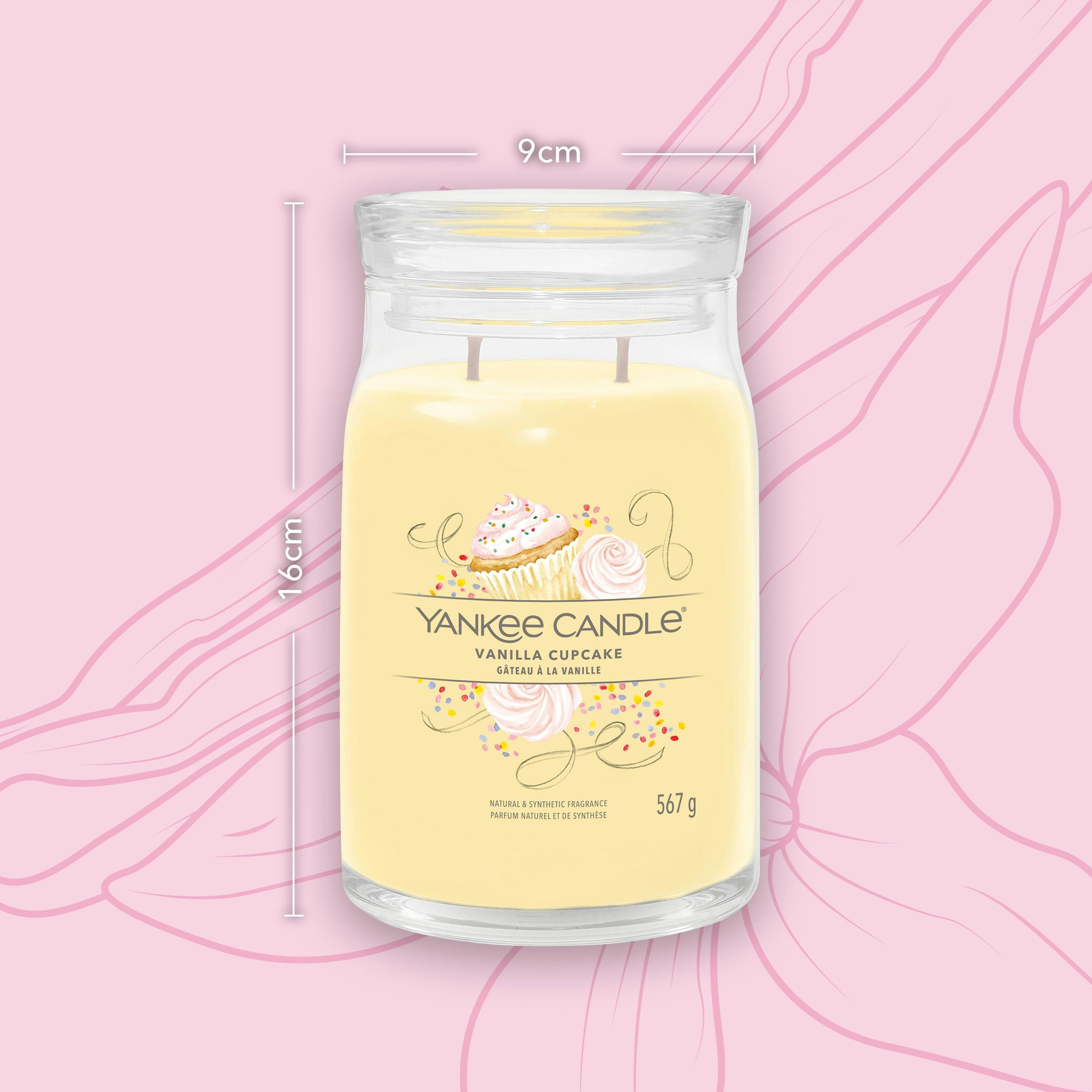 Yankee Candle Vanilla Cupcake Kerze mit Maßen. Höhe 16 cm, Durchmesser 9 cm. Aufschrift: 567 g.