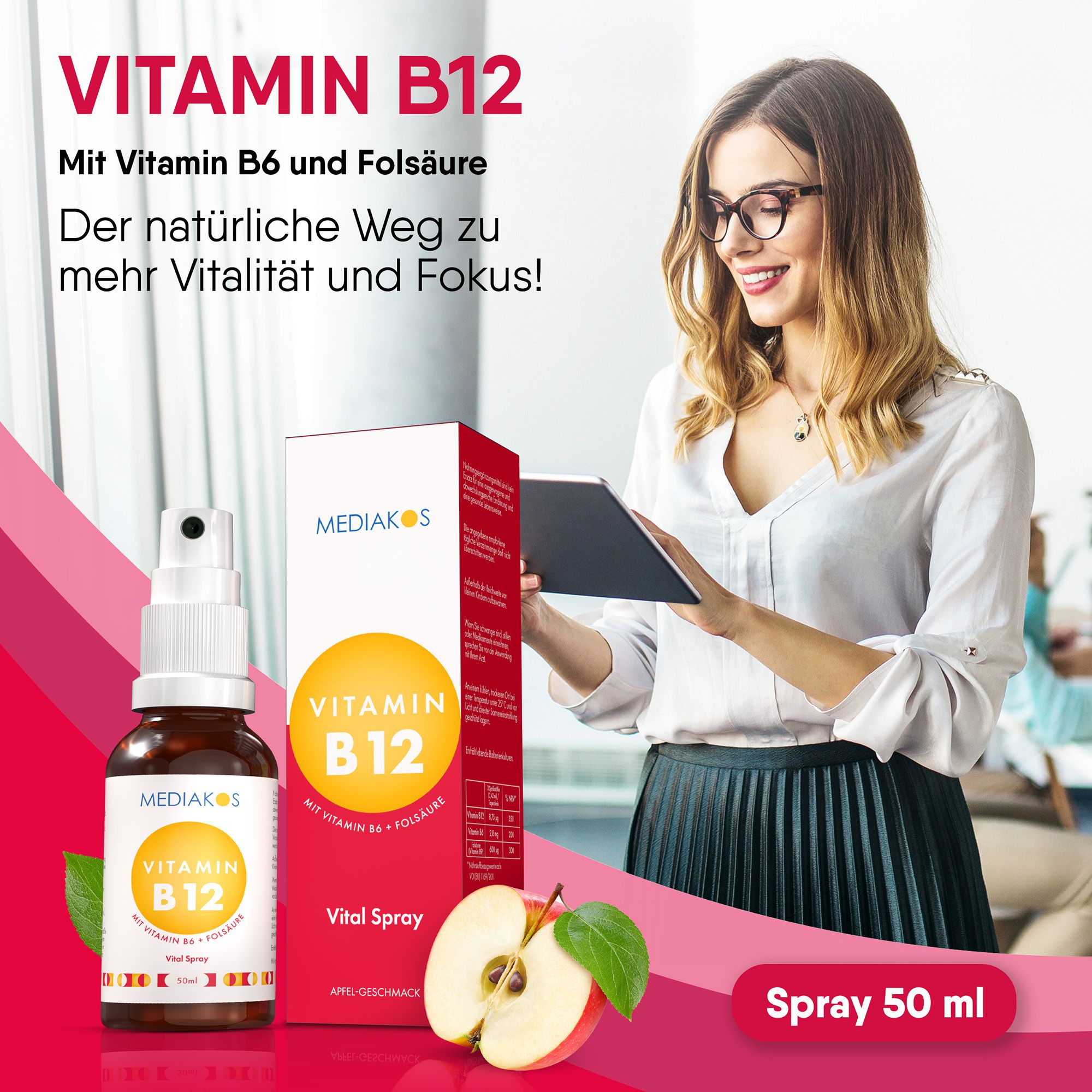 Frau mit Brille hält Tablet. Daneben: Flasche und Verpackung von Mediakos Vitamin B12 Vital Spray. Apfelhälfte.