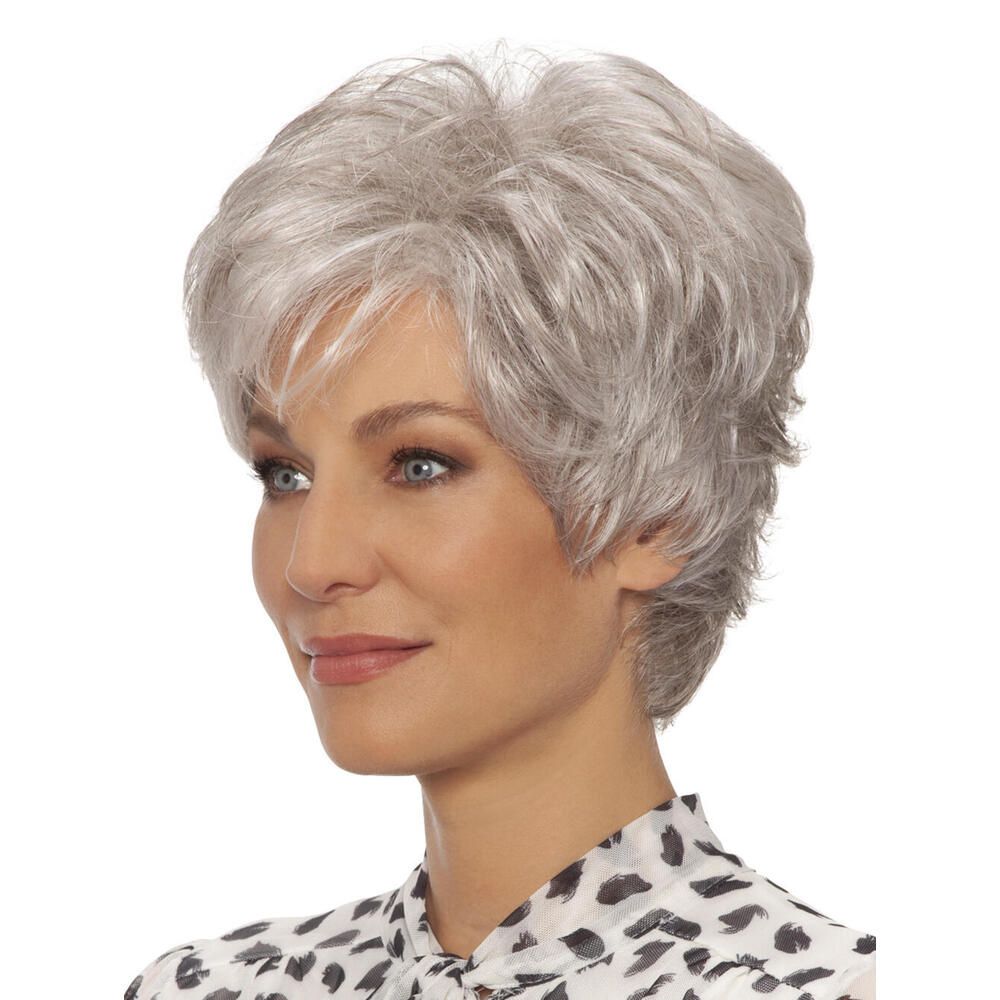 Graue Kurzhaarperücke. Seitenansicht einer Frau mit Perücke. Die Perücke hat einen Seitenscheitel und welliges Haar.