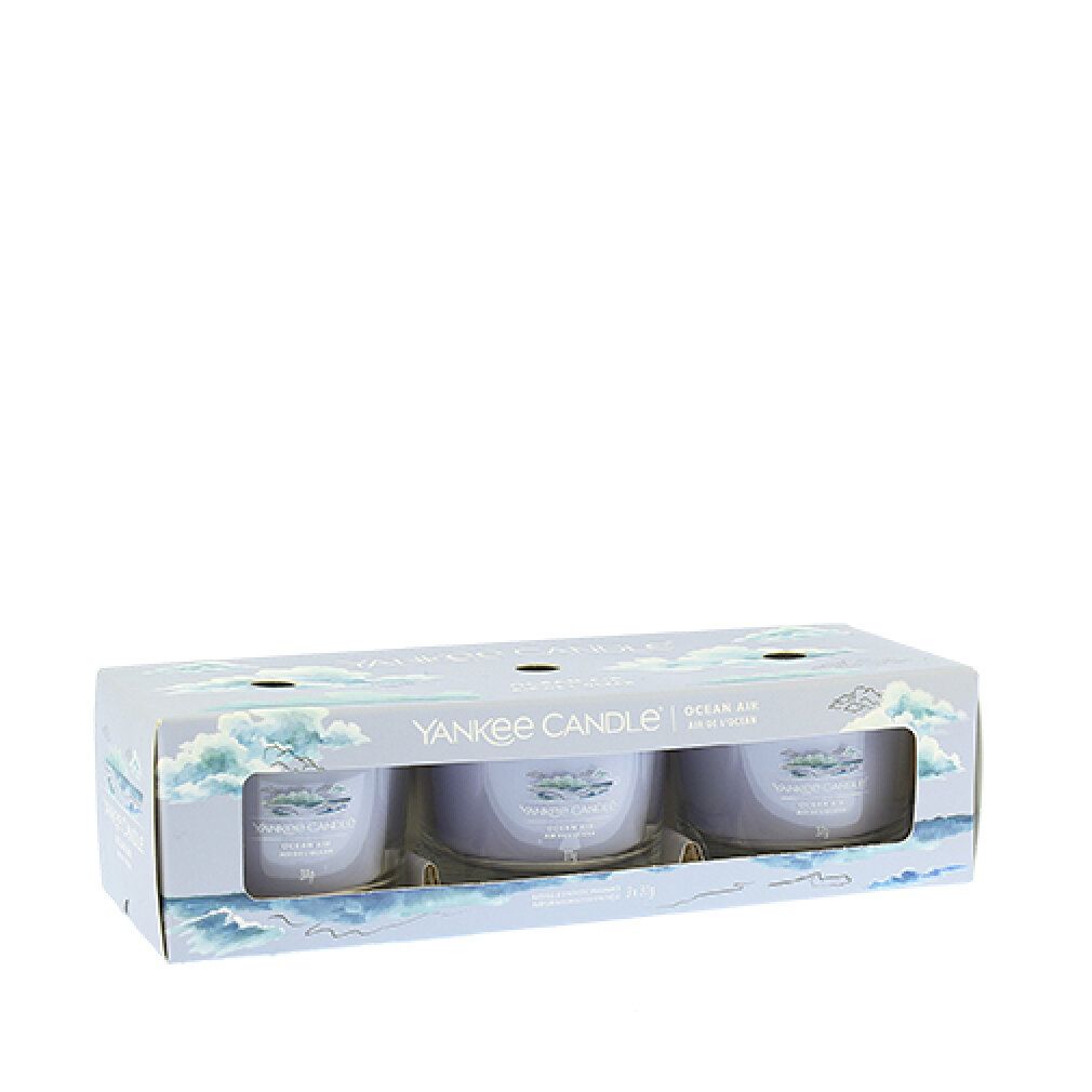 Set aus drei Votivkerzen in Glasbehältern. Verpackt in einer Schachtel mit dem Markennamen Yankee Candle und dem Duft Ocean Air.