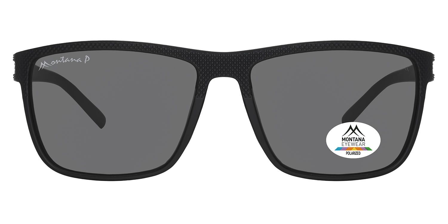 Schwarze Sonnenbrille mit rechteckigen Gläsern. Auf dem linken Bügel steht "Montana P". Auf dem rechten Glas befindet sich ein Aufkleber mit Logo und "Polarized".