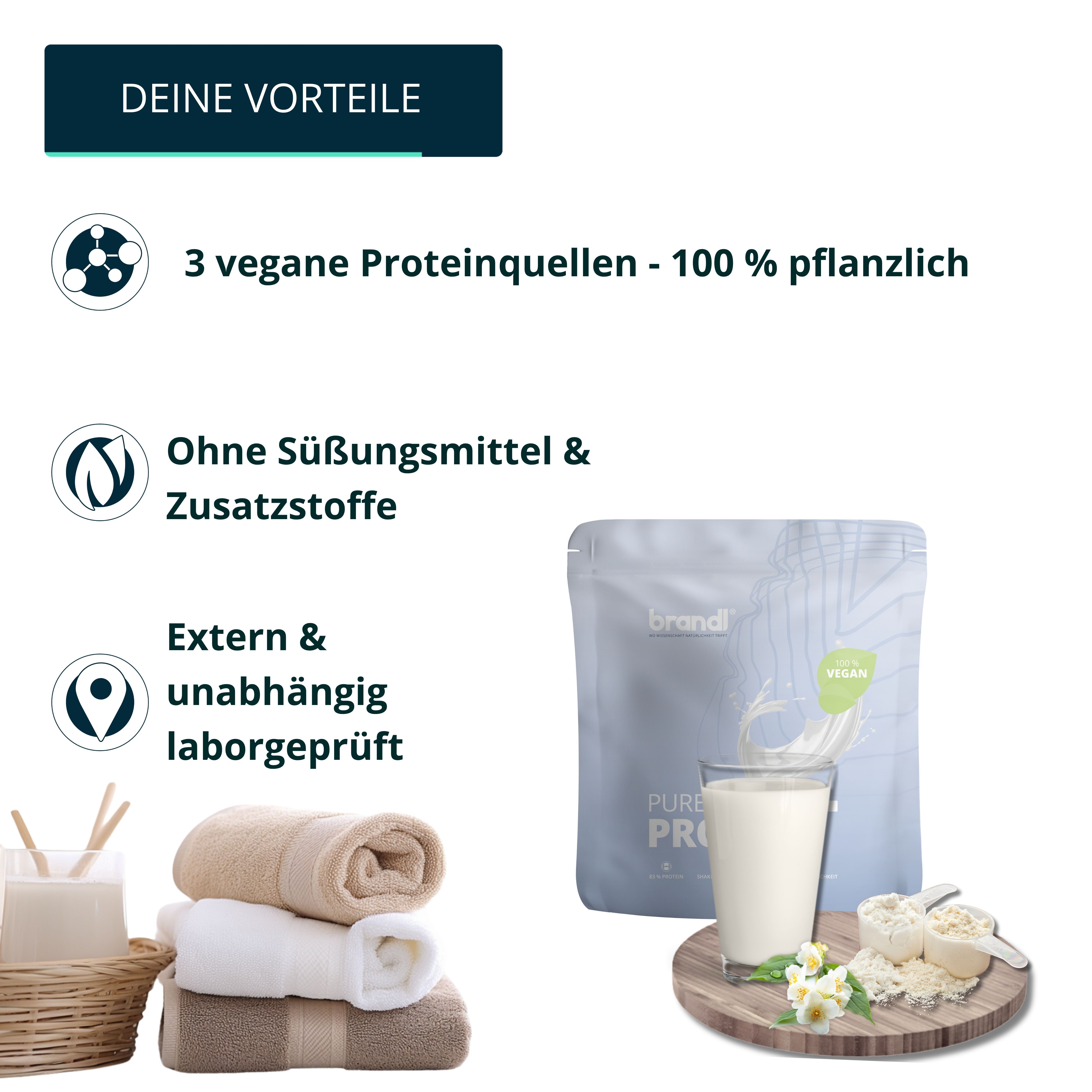 Produktverpackung neben Glas mit Proteinshake. Text: '3 vegane Proteinquellen', 'Ohne Süßungsmittel'. Handtücher und Dekoration.
