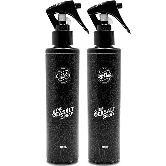 Zwei schwarze Sprühflaschen mit Aufschrift "The Seasalt Spray". Schwarze Sprühköpfe. Marke Charlemagne.